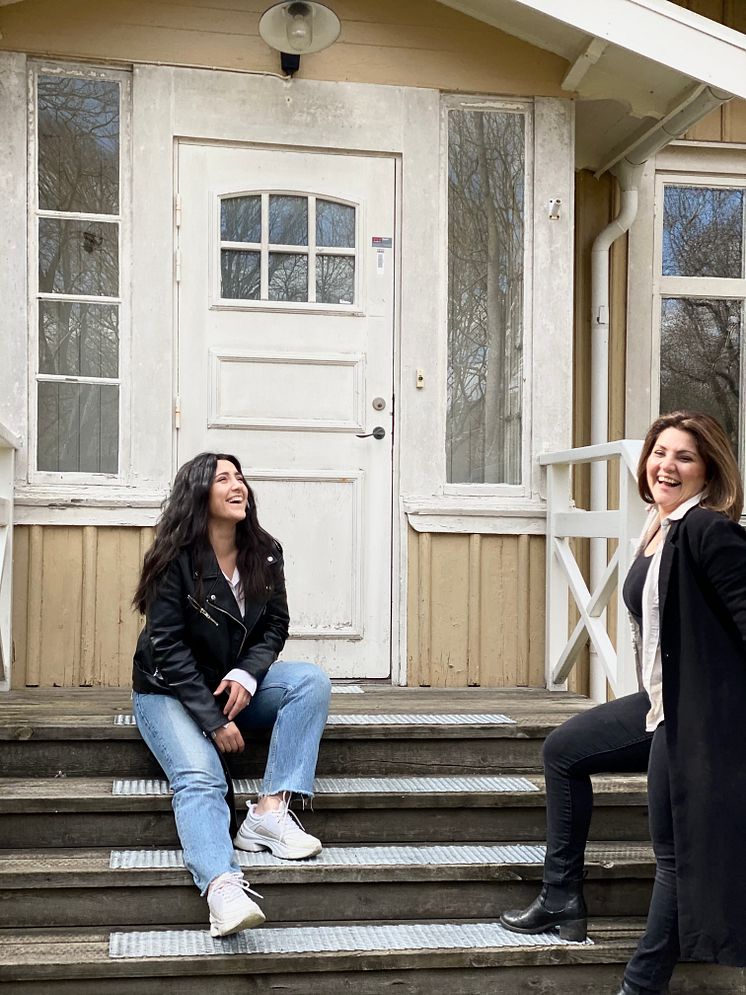 Sahell och Sahar Olady framför Trädgårdsmästarbostaden