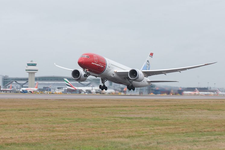 Norwegianin 787 Dreamliner Lontoon Gatwickissä