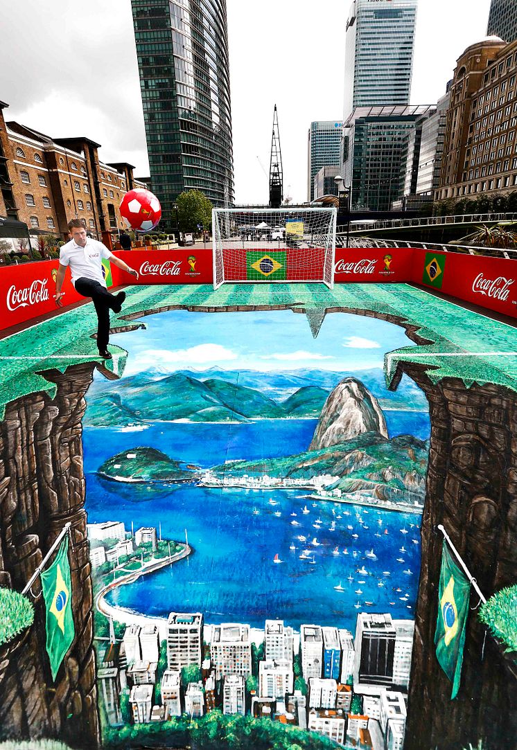 Coca-Cola lahjoittaa miljoonia jalkapalloja