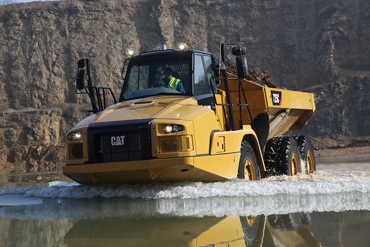 Cat 725C dumper kör i vatten