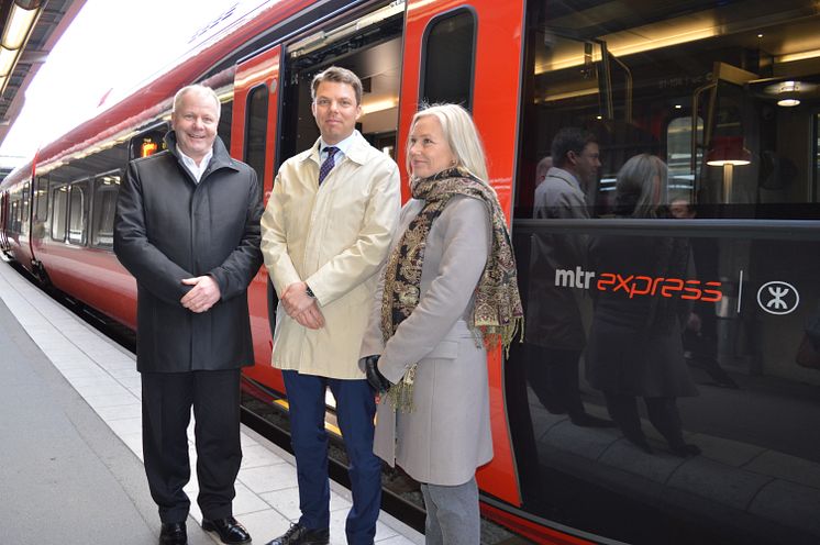 Infrastrukturministern provåker MTR Express snabbtåg