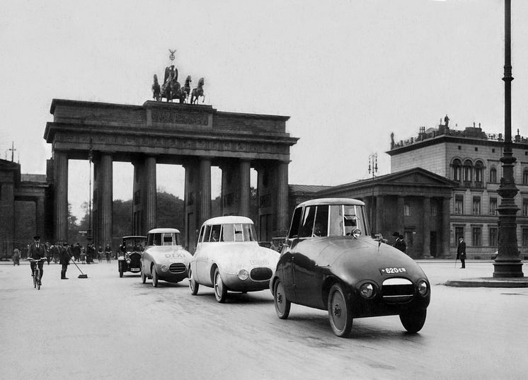 Historisk foto af 3 strømlinede limousiner af Paul Jaray in Berlin ved Brandenburger Tor i 1923