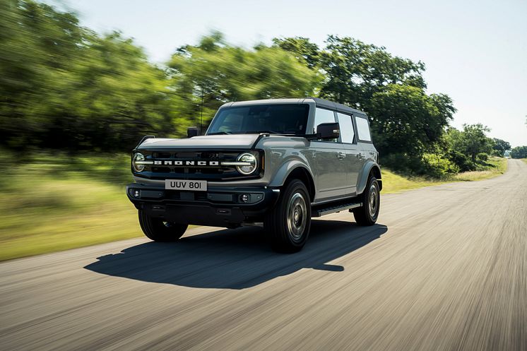 FordBronco_CGrey_Dynamic_5