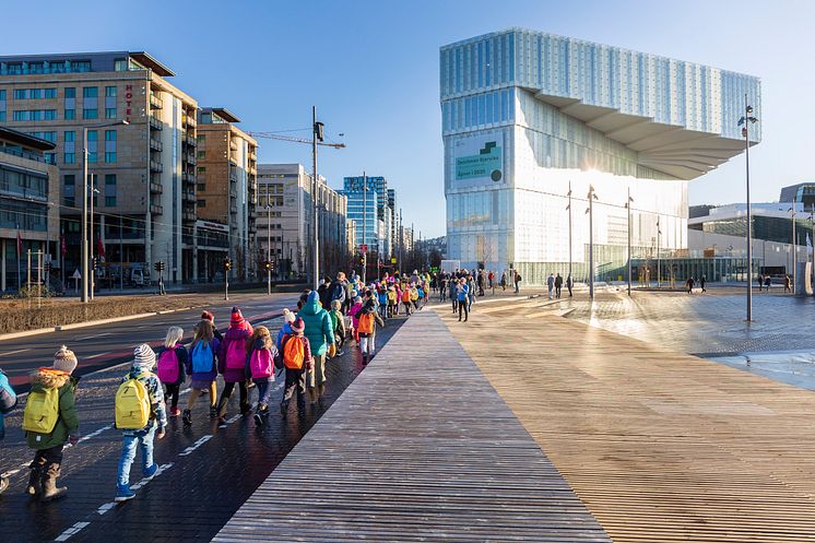 Children from Oslo moving books from the old library to the new Deichman library. Photo: Didrick Stenersen