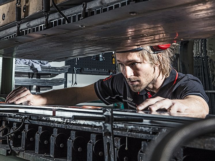 Blåkläder med egendesignade skidor från Åre Skidfabrik