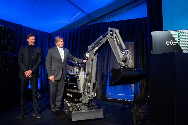 King Willem Alexander with excavator