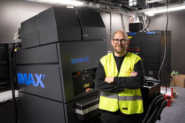 Christian Lindberg, regionchef Filmstaden vid IMAX projektorn på Filmstaden LUXE Uppsala