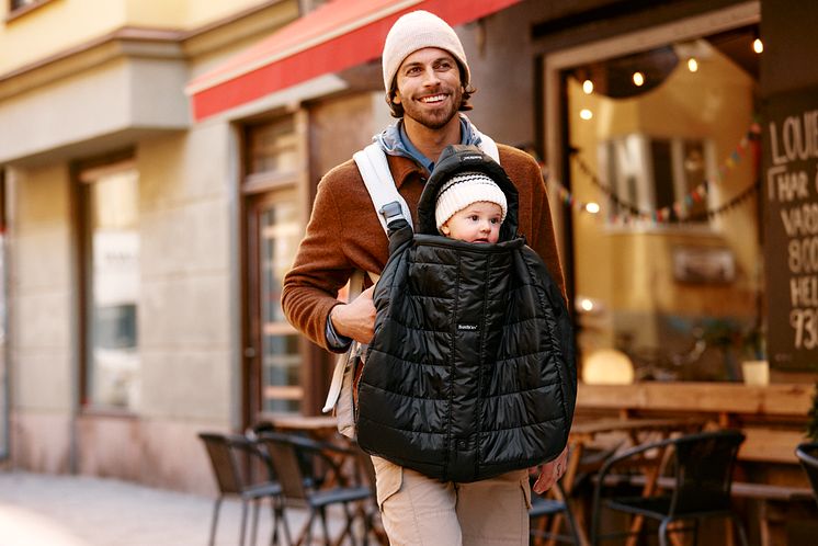 028121-winter-cover-for-baby-carrier-black-lifestyle-babybjorn-03