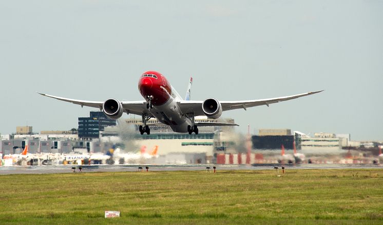 Dreamliner take off at London Gatwick