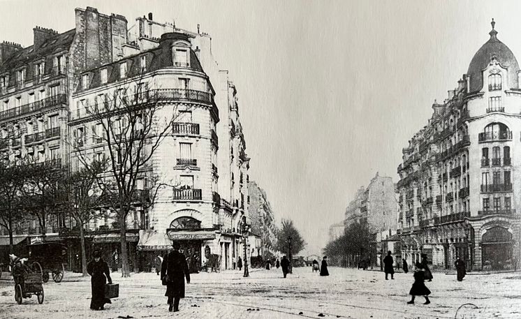 Paris norrut längs boulevard Raspail från boulevard du Montparnasse, vintern 1903-1904. Till vänster, det nyöppnade Café de la Rotonde