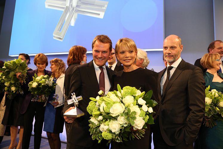 Felix Burda Award 2013: Preisträger Daniel Bahr mit Uschi Glas und Simon Licht