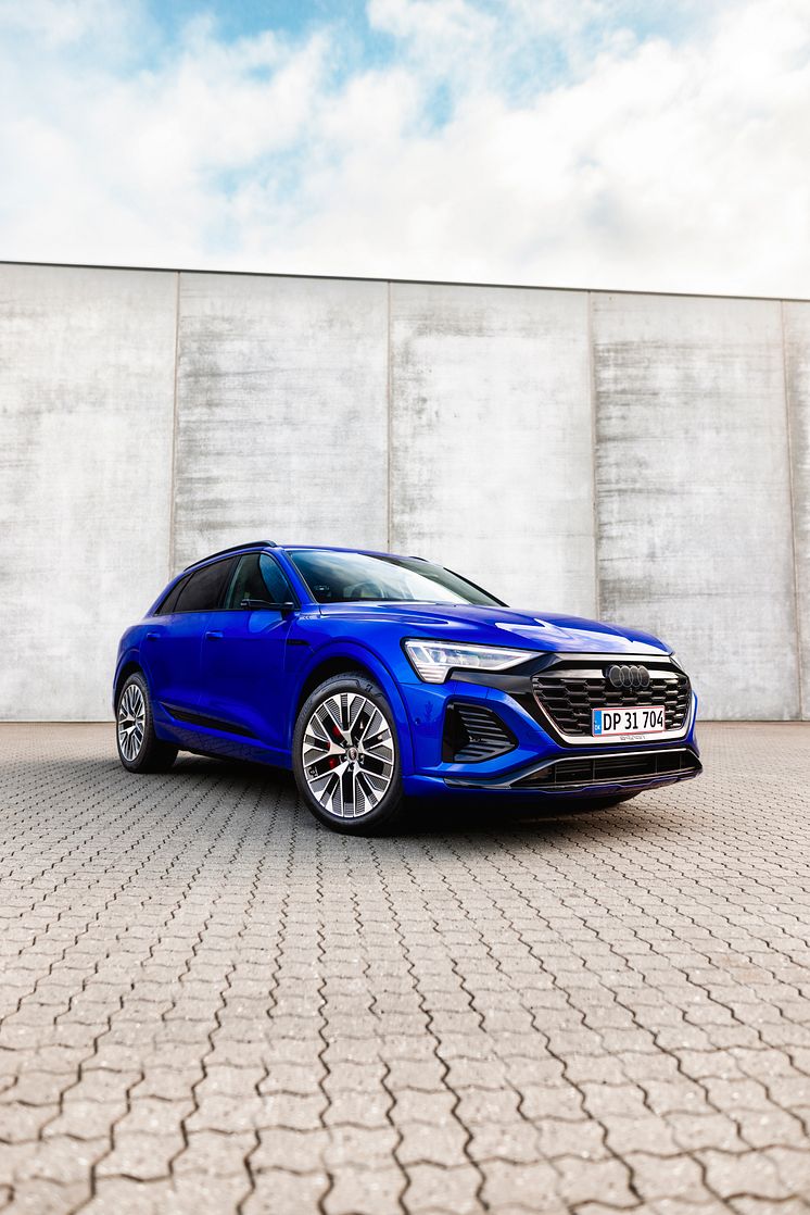 Audi Q8 e-tron (Ultrablå metallak)