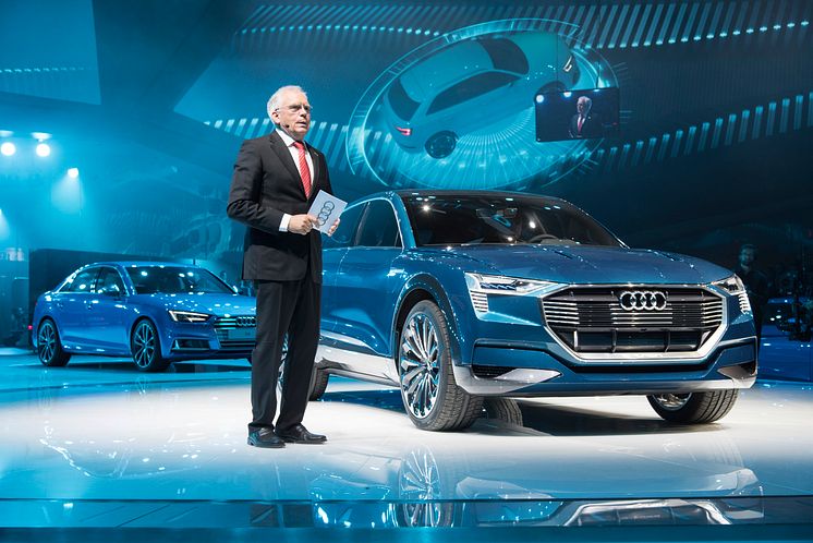 Ulrich Hackenberg, øverste chef for teknisk udvikling hos Audi AG, ved siden af Audi e-tron quattro concept på Frankfurt International Auto Show 2015