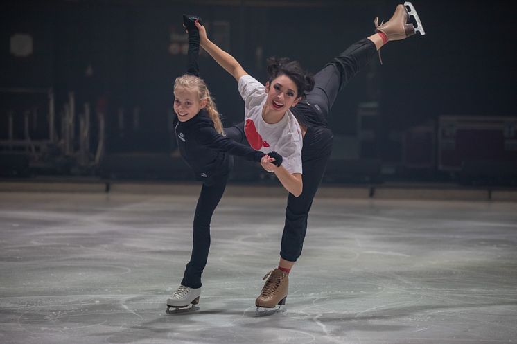 ACADEMY Talent Leony Hinz mit HOLIDAY ON ICE Skatern bei den finalen SHOWTIME Proben in Antwerpen