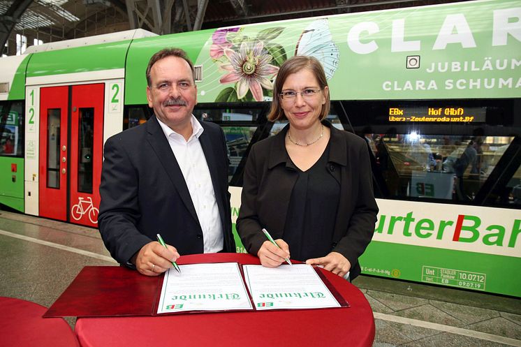 Michael Hecht (Geschäftsführer der Erfurter Bahn GmbH) und Dr. Skadi Jennicke (Bürgermeisterin und Beigeordnete für Kultur der Stadt Leipzig sowie Schirmherrin von CLARA19) unterzeichnen den Kooperationsvertrag