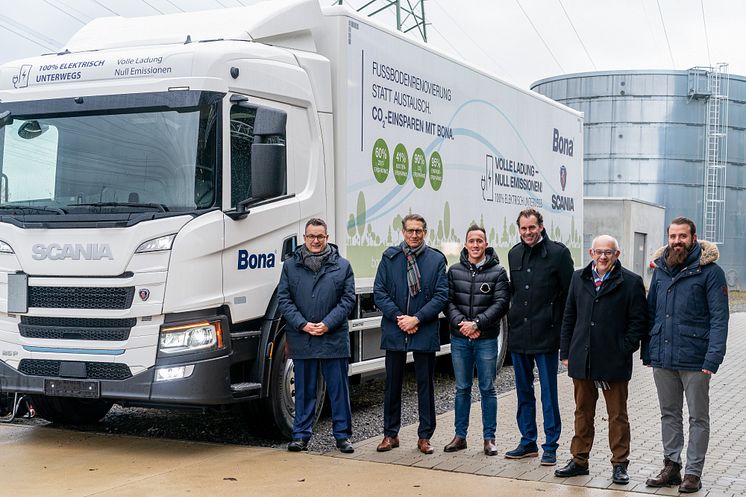 Thorsten Kusch, Christian Hottgenroth, Matthias Metzen, Christian Löher, Dr. Thomas Brokamp und Thiemo Freyer (v. l.) bei der Übergabe des neuen Scania Elektro-Lkw an Bona. 