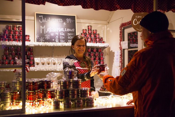 På julmarknaden finns julklappar och julbordets alla delikatesser