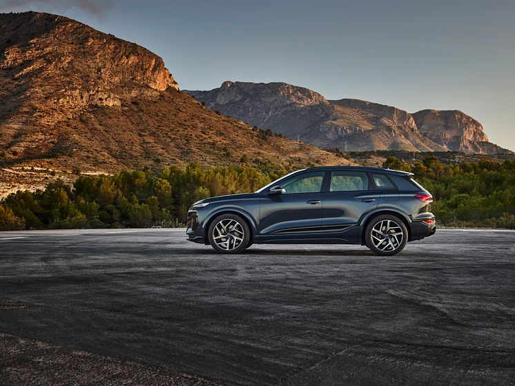 Audi Q6 e-tron quattro (Plasmablå metallak)