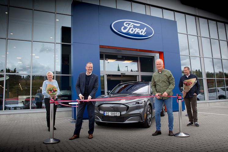 Einar Flåte Norges første Mustang Mach-E kunde 2021, fv. informasjonsdirektør i Ford Motor Norge, Anne Sønsteby, administrerende direktør i Ford Motor Norge, Per Gunnar Berg, Einar Flåte og adm. dir i Røhne Selmer, Kjetil Hagestande