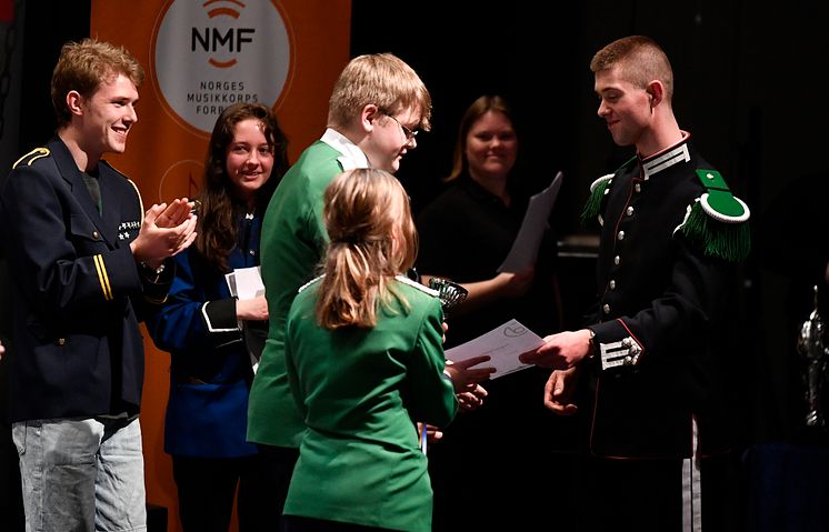 Larsgården skolekorps får pokal av gardist Eskil Brunvoll_nordvesten 2023 FW_81