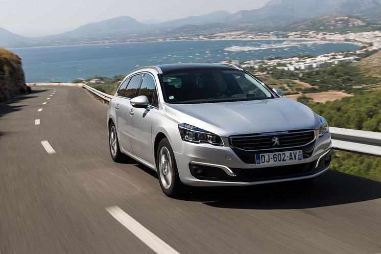 Sverigepremiär för sportigt eleganta Peugeot 508 -nytt utseende, klassledande förbrukning och nya automatlådor