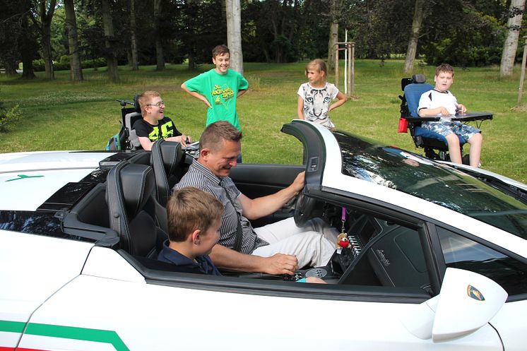 Ein aufregender Nachmittag im Bärenherz: Kinder mit Dr. Schuh im Lamborghini unterwegs