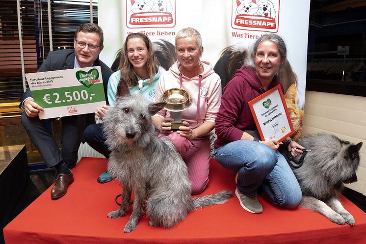 Hermann Aigner übergibt den Preis an den Salzburger Verein Naturschutzhunde
