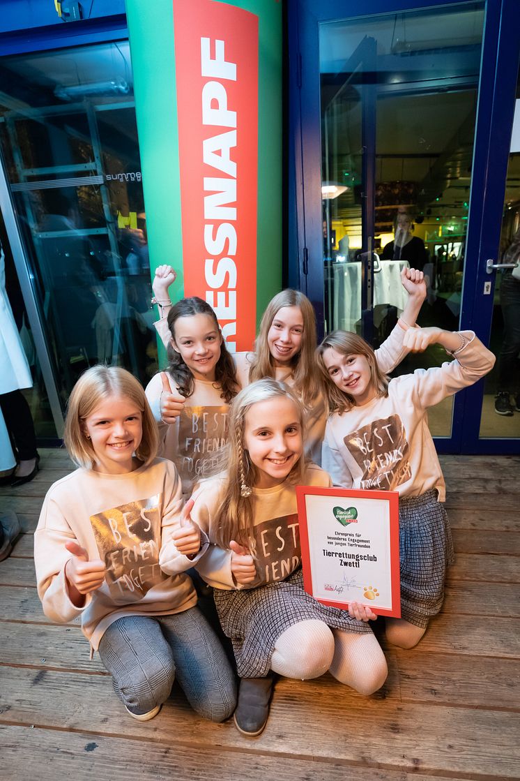 Der Tierrettungsclub Zwettl erhält den Ehrenpreis in der Kategorie "junge Tierfreunde"