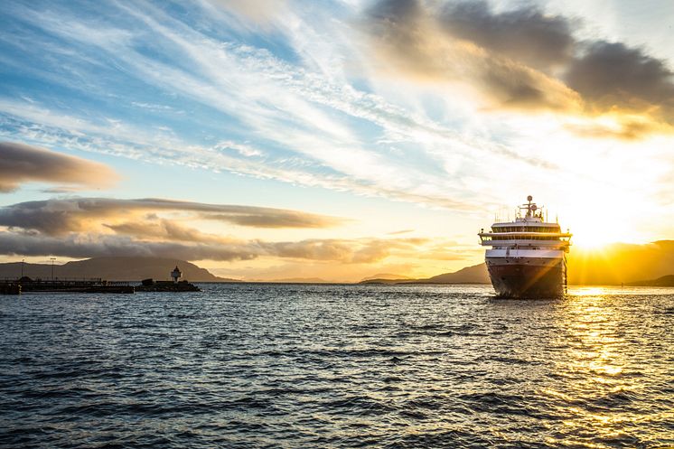 Hurtigruten i solnedgang