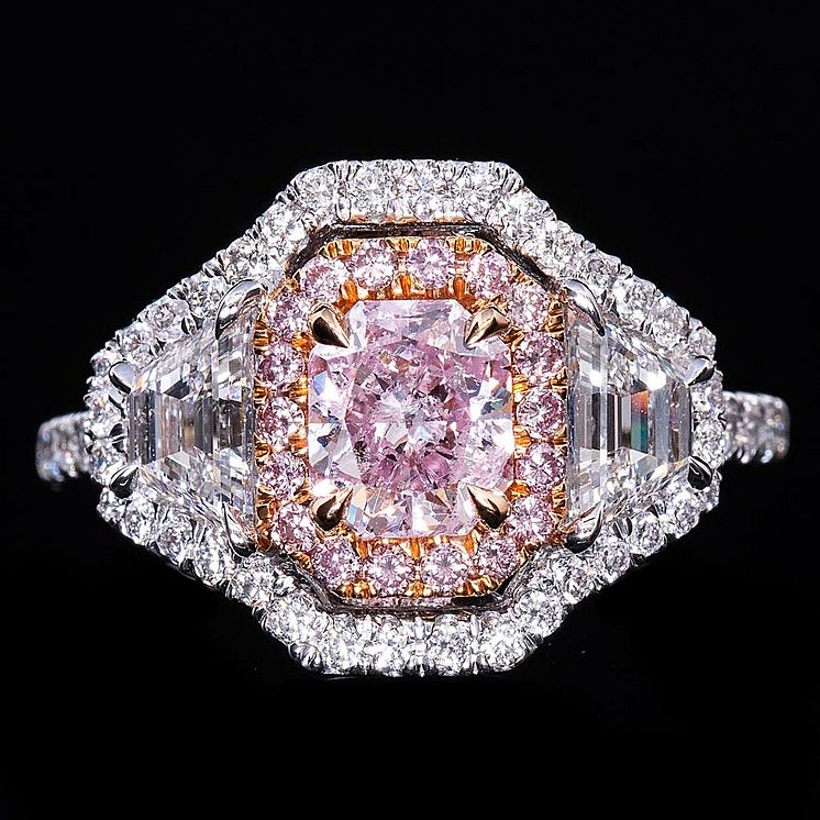 An important diamond ring set with a natural fancy pink diamond weighing app. 1.05 ct. and fancy pink and white diamonds, mounted in 18k pink and white gold. Estimate: € 67,000-80,500 (DKK 500,000-600,000)