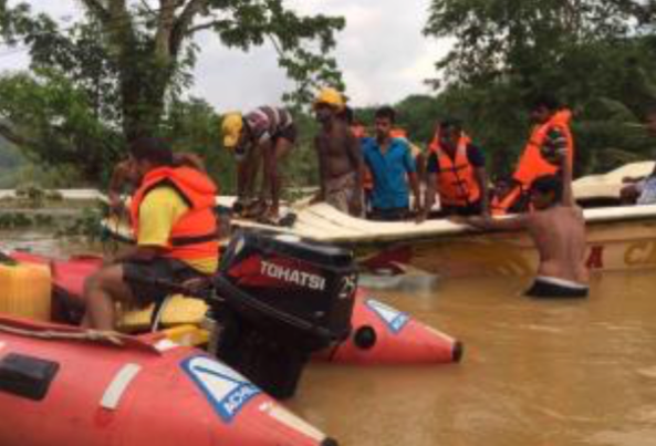 Redning med båt etter flommen på Sri Lanka, mai 2017