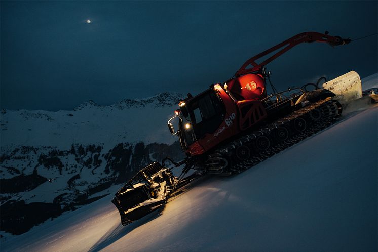 Nadja Gut, Pistenbullyfahrerin aus Lenzerheide, bei der nächtlichen Arbeit am Berg in ihrem tonnenschweren Pistenfahrzeug