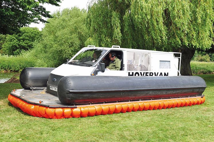 Das Team der BBC-Fernsehshow Top Gear verpasste einem Serien-Transit zwei 600 PS starke Zusatzmotoren, Schwimmkörper
sowie se