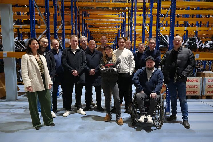 Hedda Hosås tillsammans med representanter från Autocirc Norge