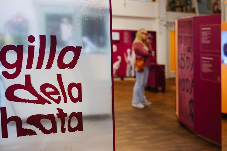 Utställningen "Gilla Dela Hata" handlar om antisemitismens månghundraåriga historia, hur den ser ut och sprids i dag. 