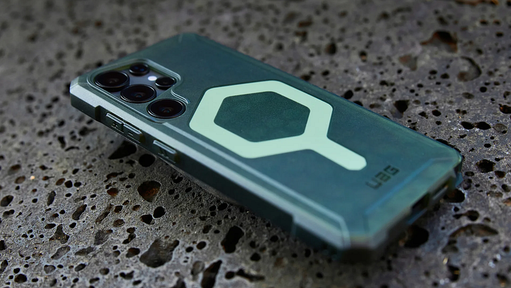 UAG_Lifestyle_121024_SamsungS25-Launch_Russ_Essential-Armor-250005_1.png