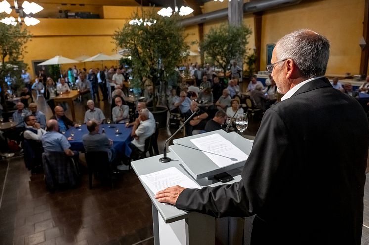Begrüssungsrede von VR-Präsident Urs Meier mit Blick aufs Publikum.