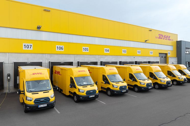 Bis Ende 2025 liefert Ford Pro 2.400 vollelektrische Ford E-Transit und E-Transit Custom an die Deutsche Post und DHL.