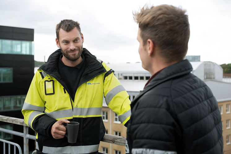 Alexander Frost från AFR Entreprenad i samtal med Martin Gavin utomhus.