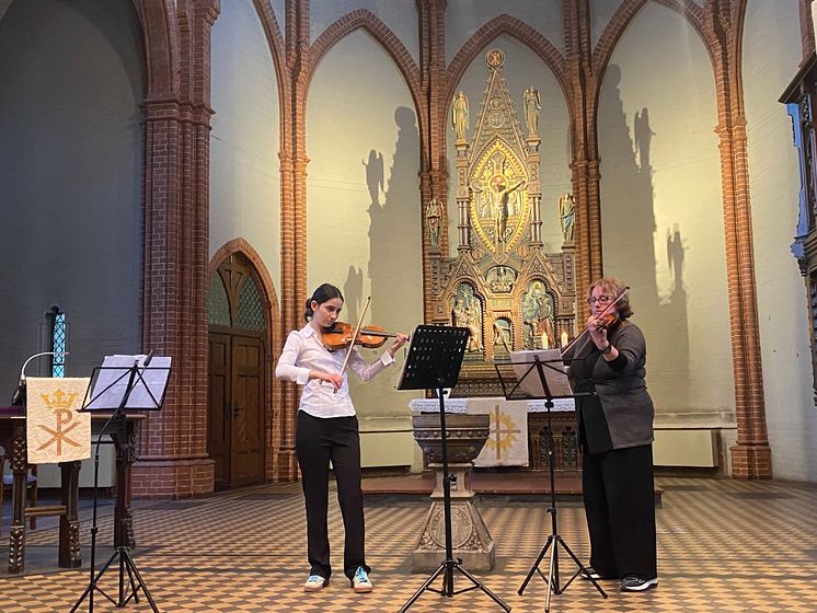 Aktion-Kindertraum-Apostelkirche-Konzert-ViolinenDuo.jpeg