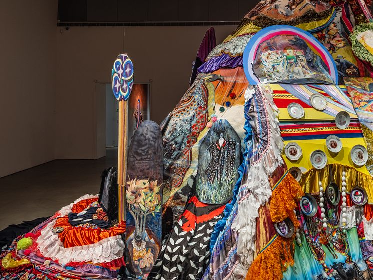 Valeria Montti Colque, installationsvy Cosmonación – Modersberget, Bonniers Konsthall, 2025.