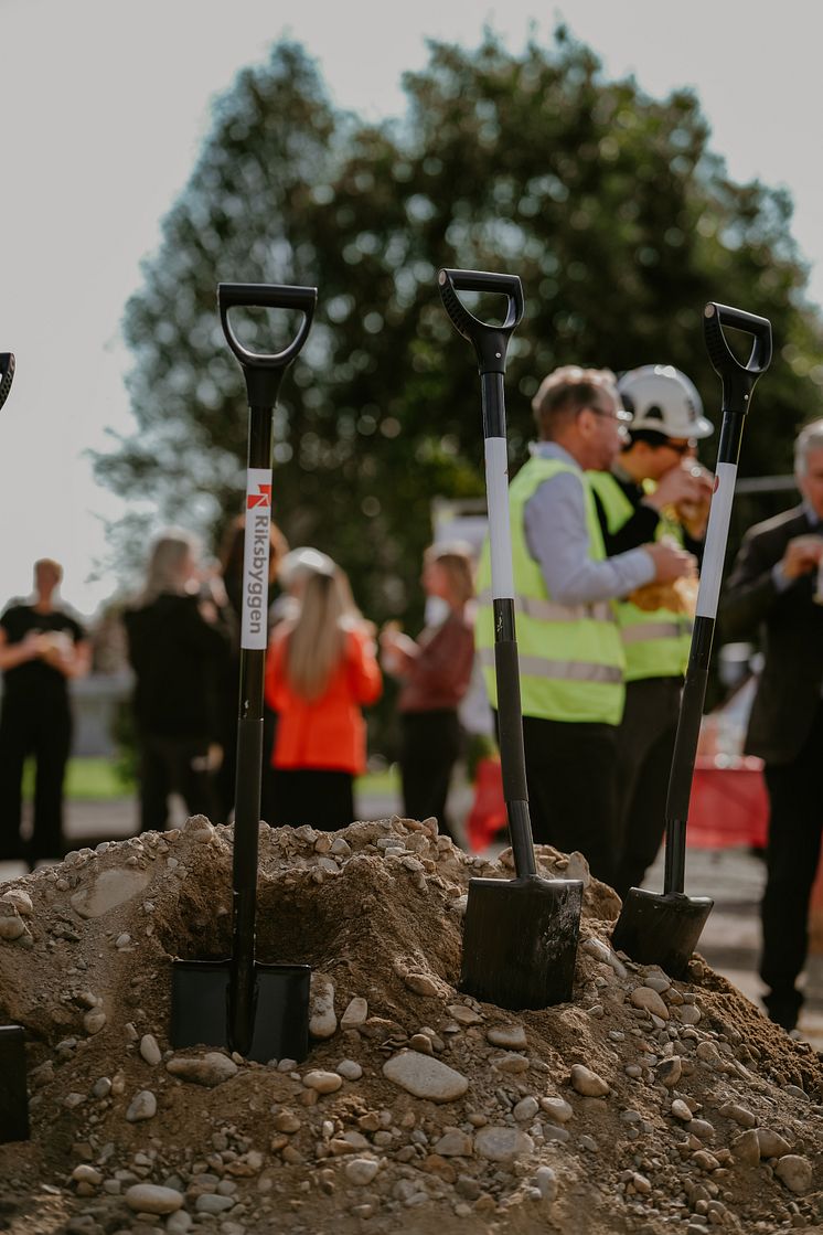 Spadar i marken vid spadtag för Hjortrongränd i Skellefteå.jpg