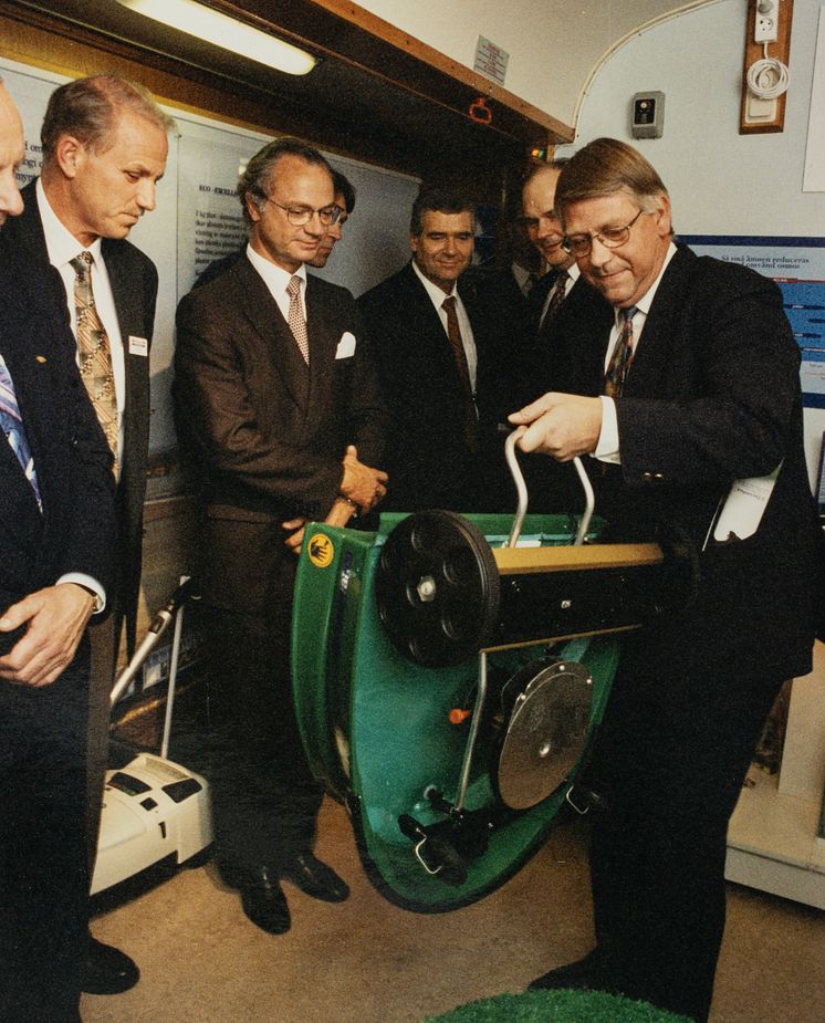 Solar Mower shown for King of Sweden in 1994.jpg