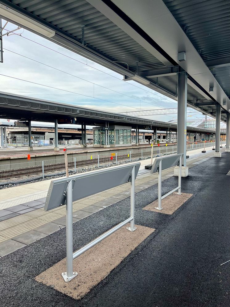 Lutningsbänkar Alma, Barkarby station.jpg
