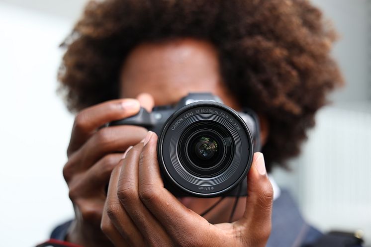 Canon RF 16-28mm F2.8 IS STM_EOSR6_Lifestyle[1].jpg