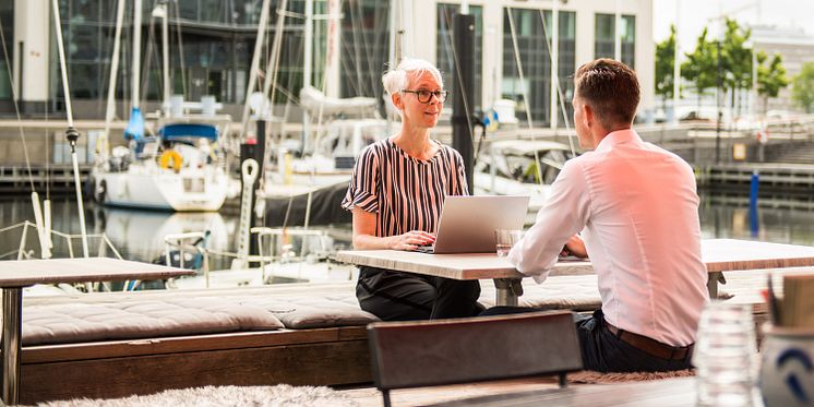 Besökare i Dockans småbåtshamn