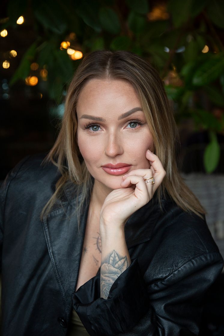 Krissy Hedenstedt har skrivit Ingen älskar dig som jag tillsammans med Lena Bivner