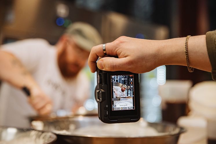 Canon EOS R50V_Lifestyle_Rick_Recording_Chef_POV_623575.jpg
