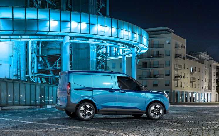 2023_FORD_E-TRANSIT_COURIER_EXTERIOR_02.jpg