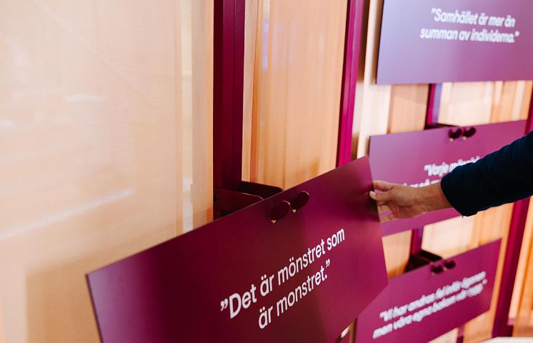 Utställningen "Gilla Dela Hata" handlar om antisemitismens månghundraåriga historia, hur den ser ut och sprids i dag. 